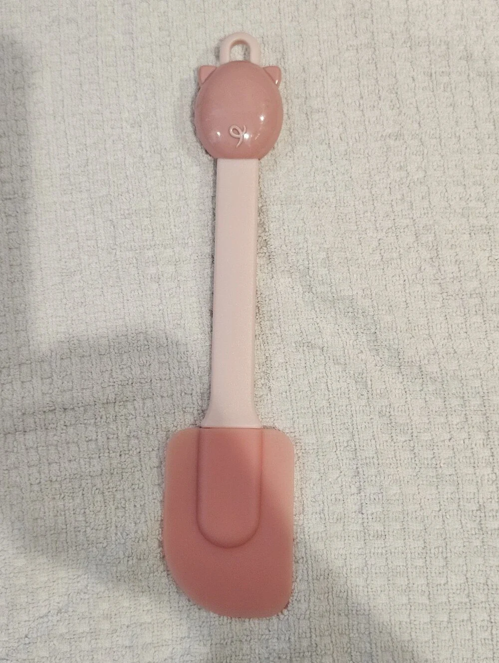 Jo!e pink pig tongs, timer, frosting spatula and very small spatula.